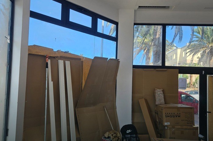 Antes · Cristales de un local con obra