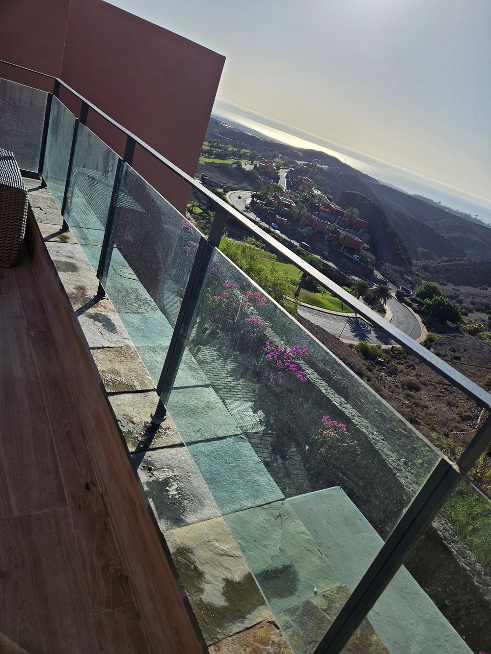 Limpieza de cristales de una terraza con vistas a un campo de golf en Gran Canaria