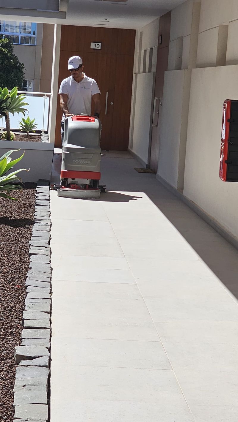 Fregadora industrial limpiando zonas comunes de una comunidad en Gran Canaria