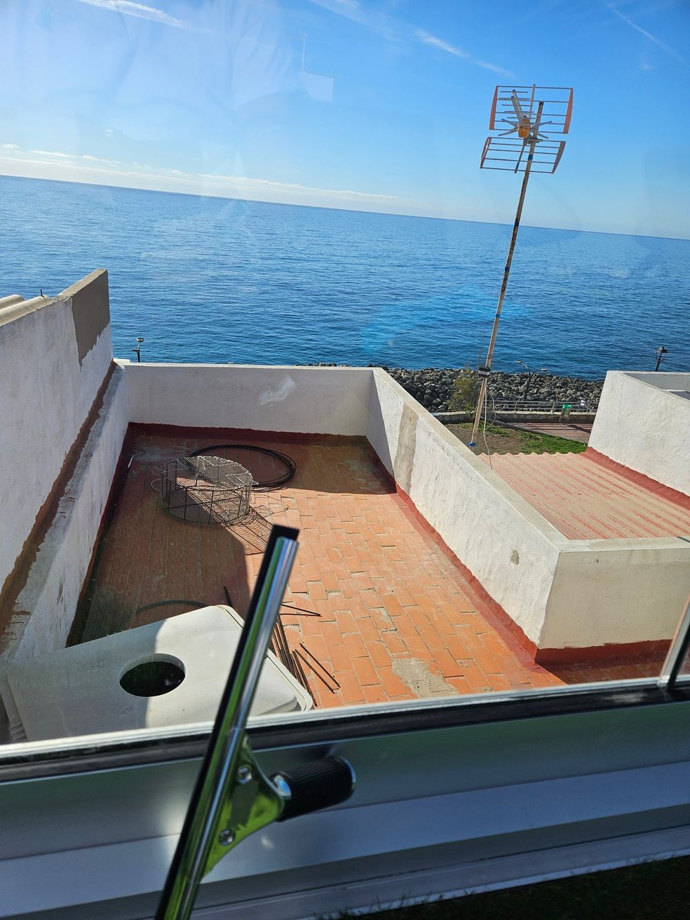 Limpiacristales profesional en una ventana de terraza