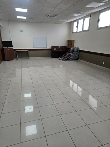 Sala con suelo pulido