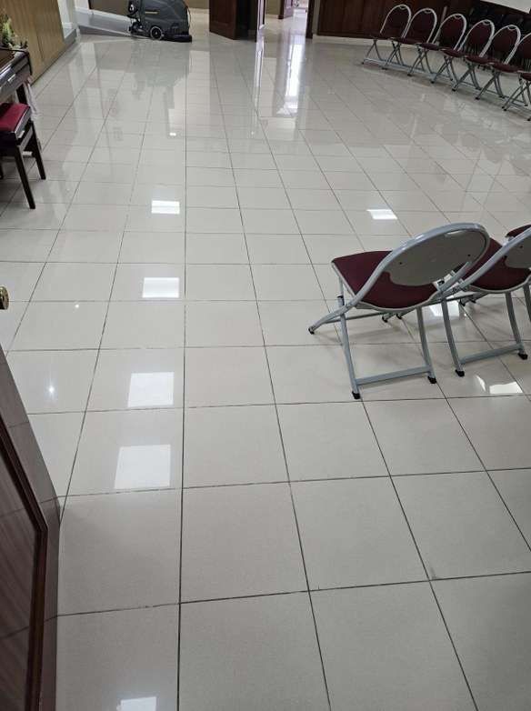 Suelo brillante de sala