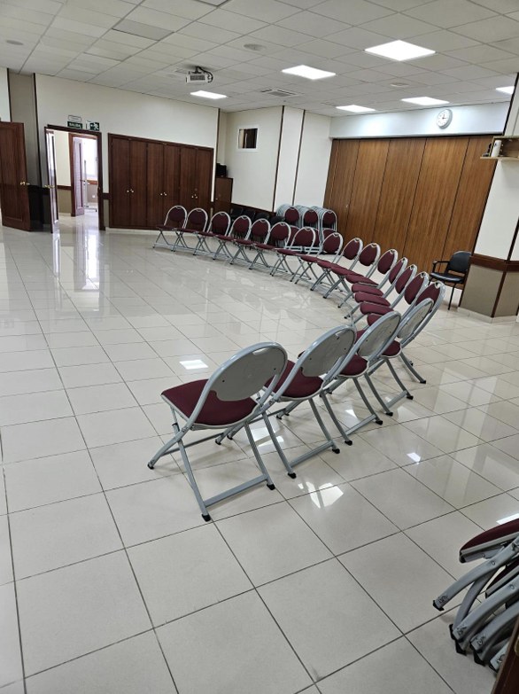 Gran salón con suelo impecable