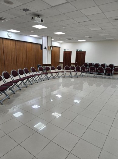 Salón con suelo abrillantado